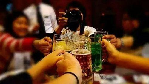 吃瓜爆料男子喝酒视频,男子豪饮视频引发热议，吃瓜群众纷纷围观