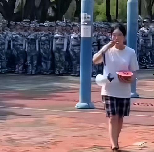 今日吃瓜女大学生校园舞蹈