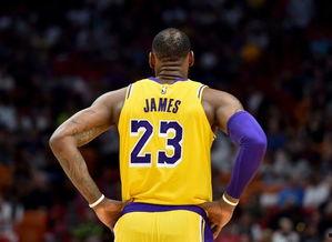 詹姆斯吃瓜爆料图片高清,高清图揭秘NBA场下风云