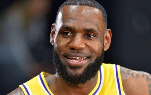詹姆斯吃瓜爆料图片高清,高清图揭秘NBA场下风云