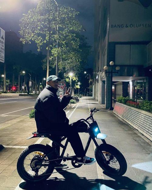 明星网红电动摩托,明星网红引领绿色出行风尚